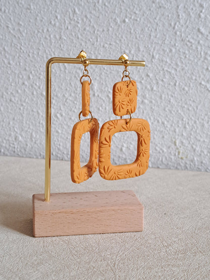 Boucles d'oreilles carré fleurs en relief - Jaune orangé