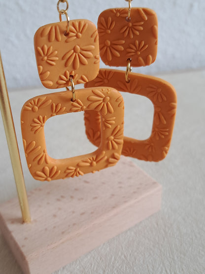 Boucles d'oreilles carré fleurs en relief - Jaune orangé