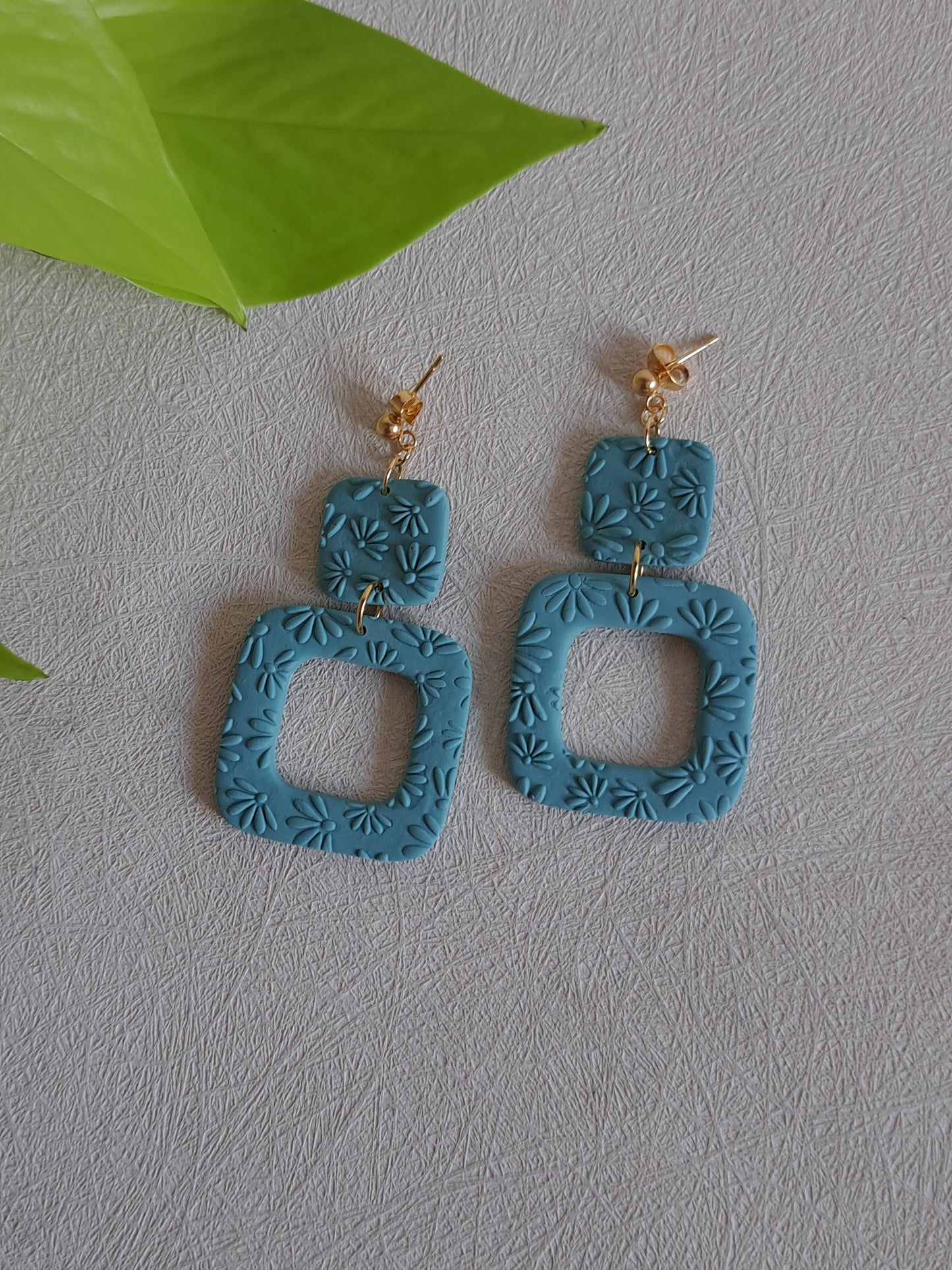 Boucles d'oreilles carré fleurs en relief - Bleu